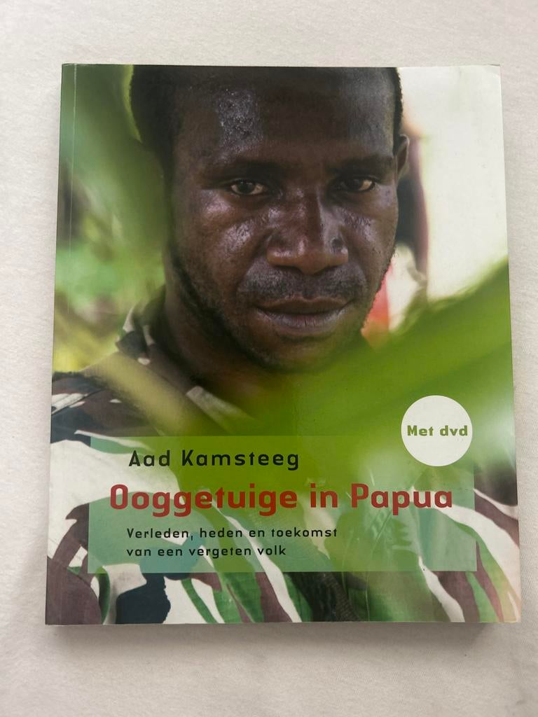 Ooggetuige in Papua - Aad Kamsteeg (incl. dvd), Ophalen of Verzenden, 20e eeuw of later, Zo goed als nieuw