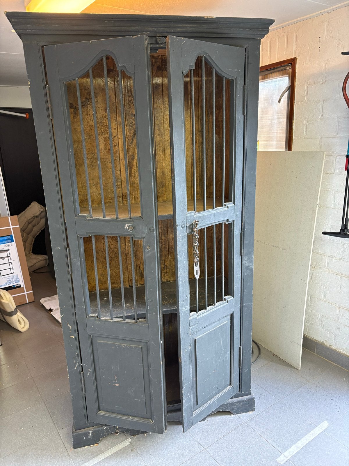 Vintage houten kast met tralies - Grijs, Antiek en Kunst, Ophalen
