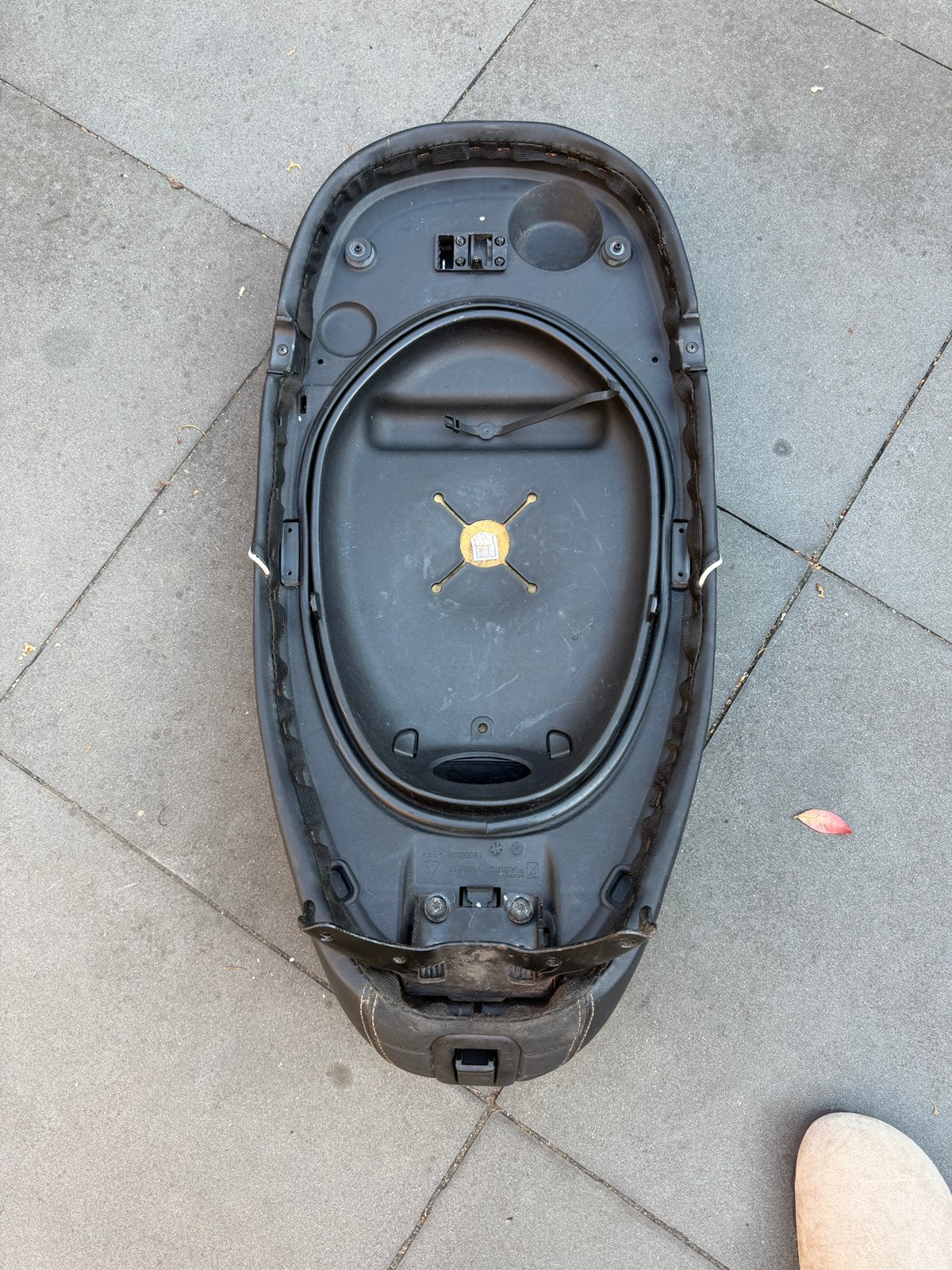 Vespa zadel slot afgebroken, Ophalen of Verzenden, Gebruikt