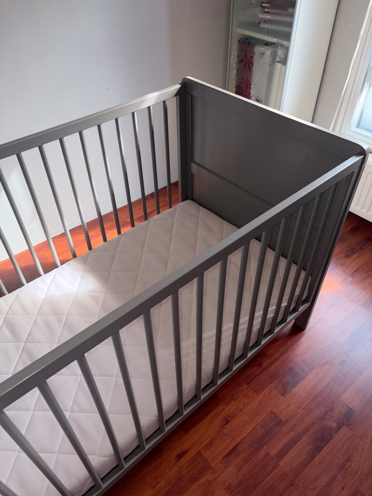 Petite Amélie Babybed / Kinderbed Grijs Ledikant met Matras, Ophalen, Zo goed als nieuw, Ledikant