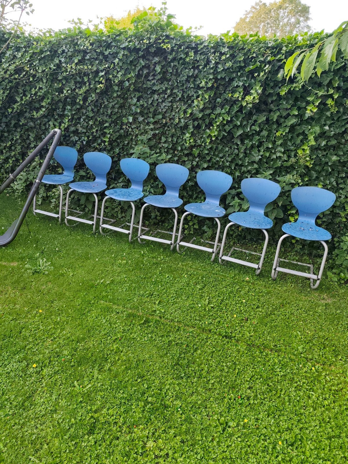 7 blauwe schoolstoelen met verstelbaar voetenplankje, Huis en Inrichting, Stoelen, Ophalen, Gebruikt, Blauw