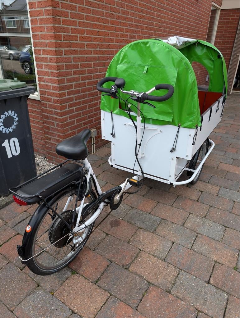 Bakfiets 't Mannetje met 8 zitplekken en huif, Fietsen en Brommers, Fietsen | Bakfietsen, 4 kinderen of meer, Gebruikt, Huif, Ophalen