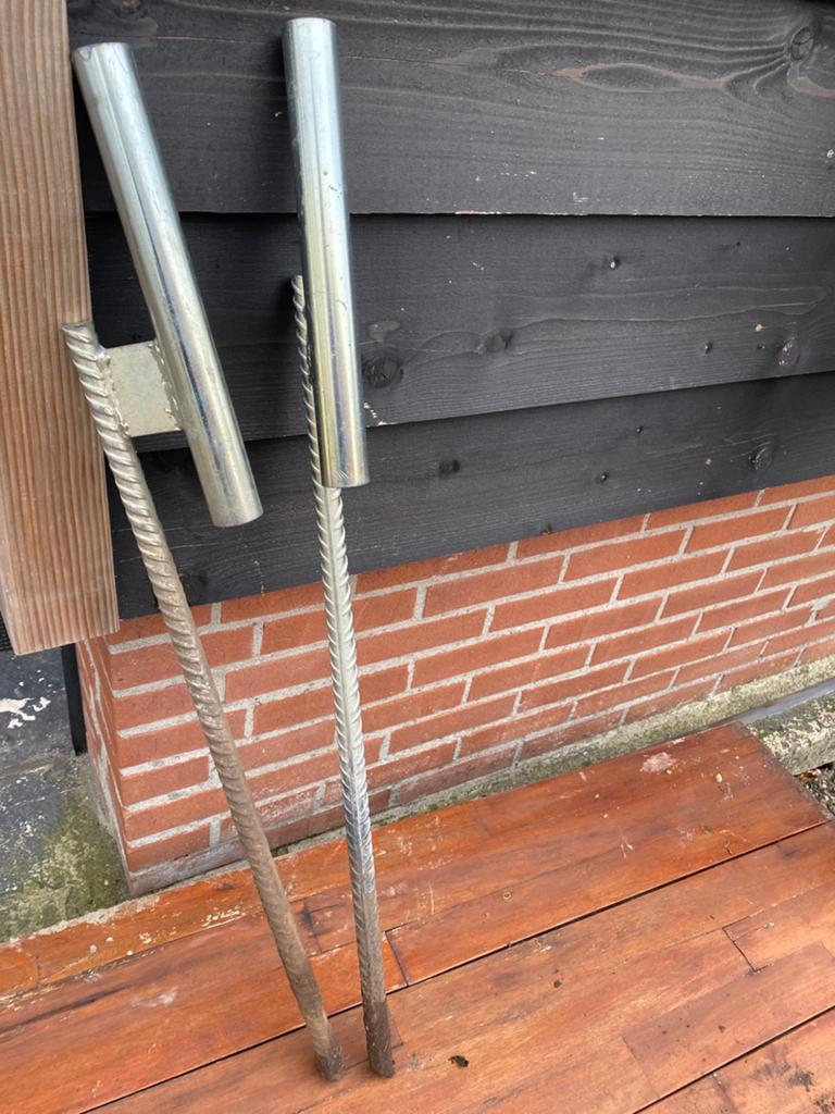 Aangeboden twee metalen pinnen voor vlaggenstokhouders, Ophalen