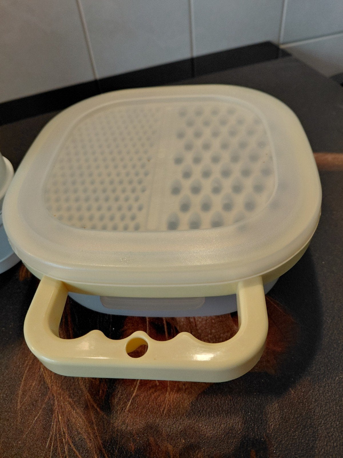 Tupperware rasp met opvangbak en een uien snijder, Geel, Overige typen, Met deksel, Ophalen of Verzenden