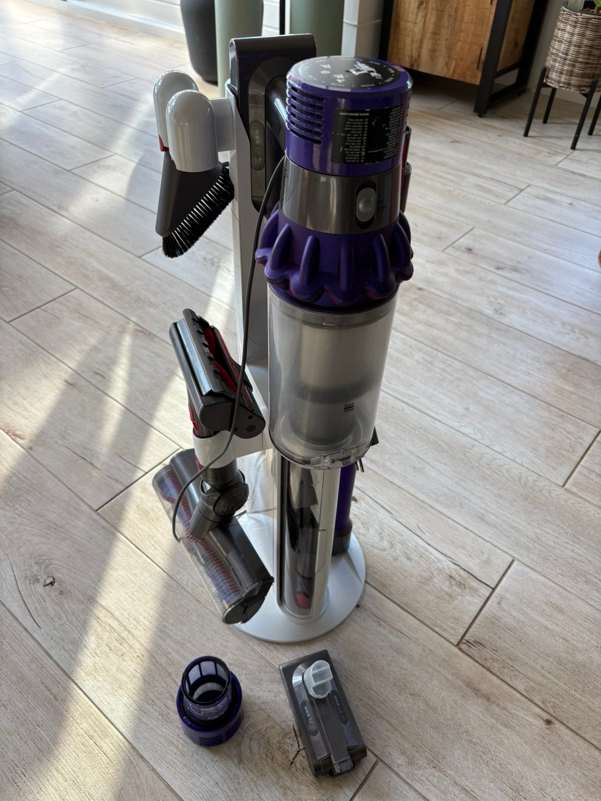 Dyson V10 stofzuiger (met nieuwe motor!), Ophalen, Zo goed als nieuw, Reservoir, Steelstofzuiger