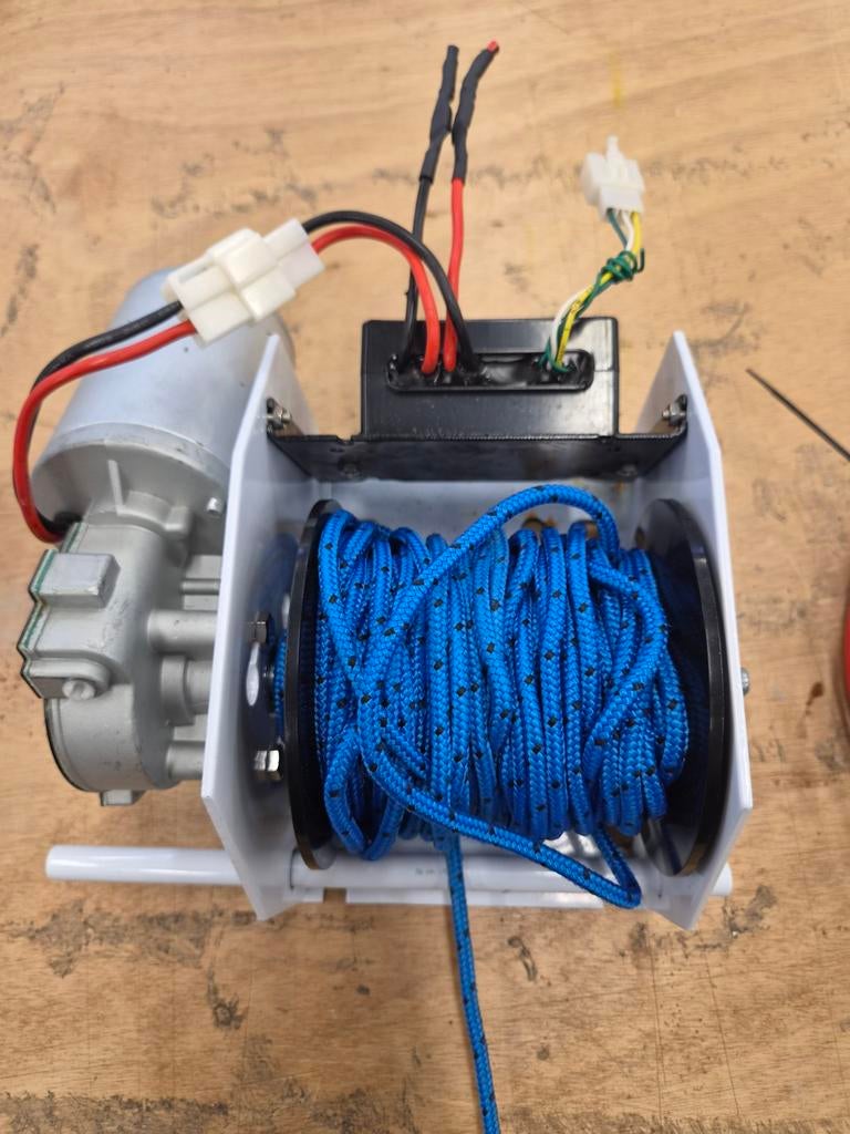 Elektrische lier met voeding - 12V 60A, Ophalen, Gebruikt, Elektrisch