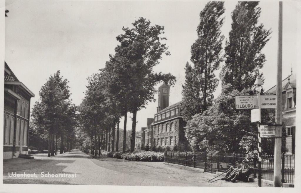 UDENHOUT - jaren 50 - Schoorstraat met ANWB richtingwijzer, Verzamelen, Ansichtkaarten | Nederland, Verzenden, 1940 tot 1960, Gelopen