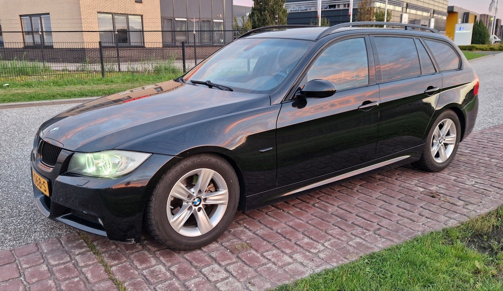 BMW 3-Serie 325i Touring, NIEUWE APK, Auto's, Xenon verlichting, Achterwielaandrijving, Zwart, 2497 cc