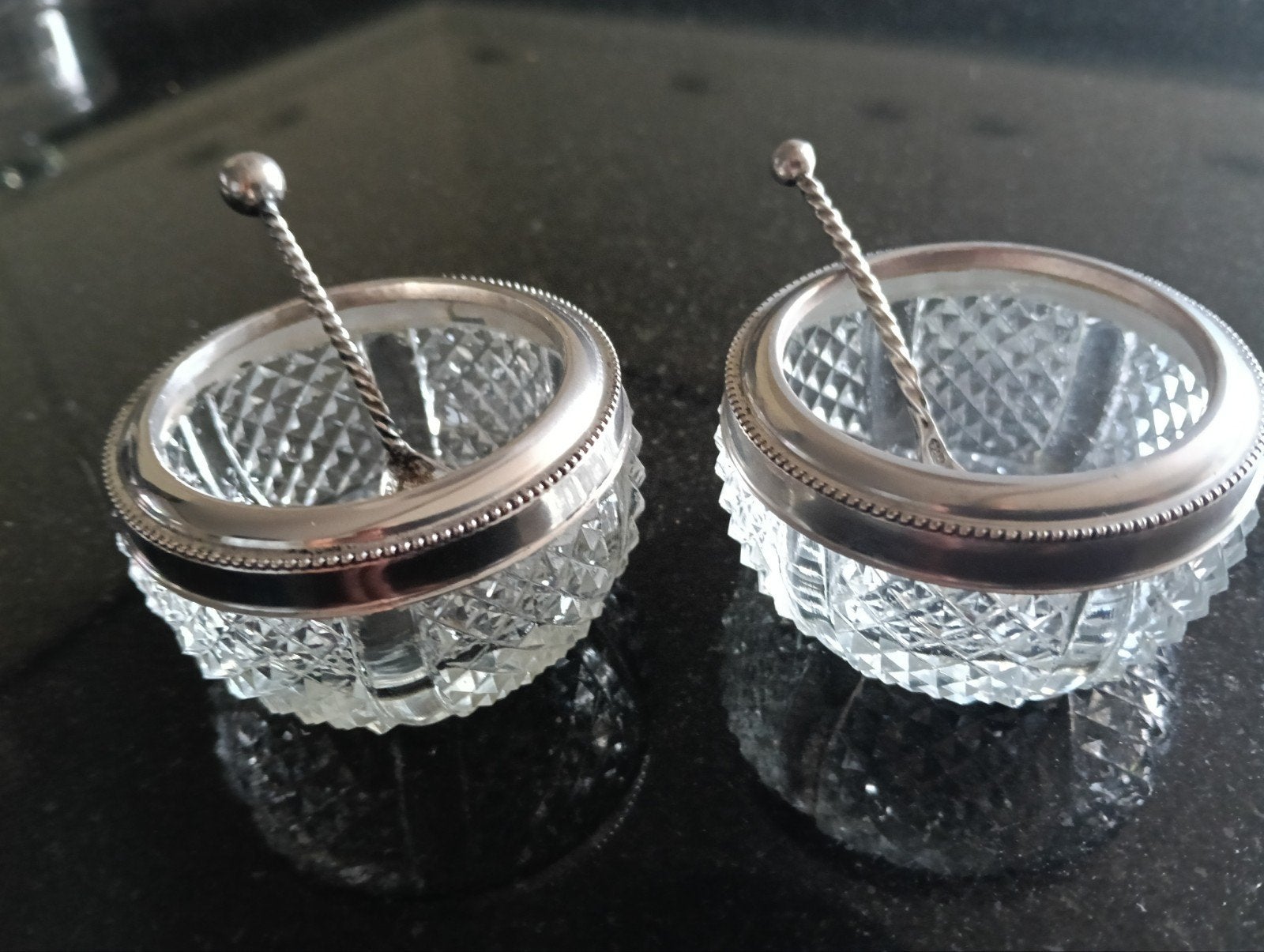 Antieke zoutvaatjes met lepeltjes, kristal en zilver, Ophalen of Verzenden