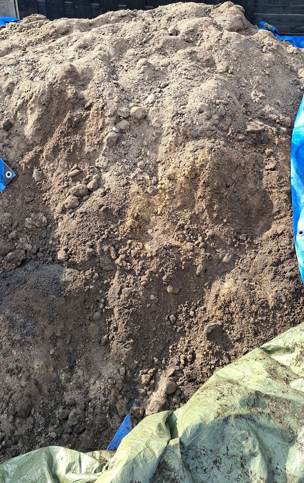 zwarte bemeste grond, Ophalen, Tuinaarde