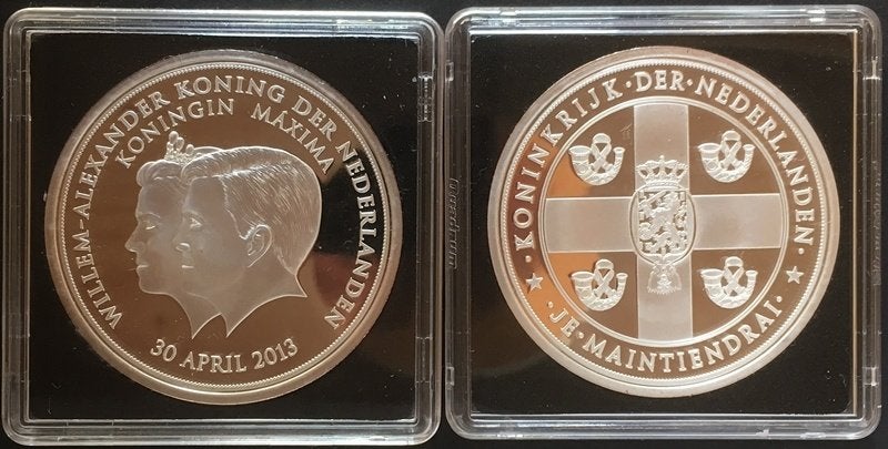 2 penningen inhuldiging Willem Alexander  , Postzegels en Munten, Penningen en Medailles, Verzenden, Overige materialen, Nederland