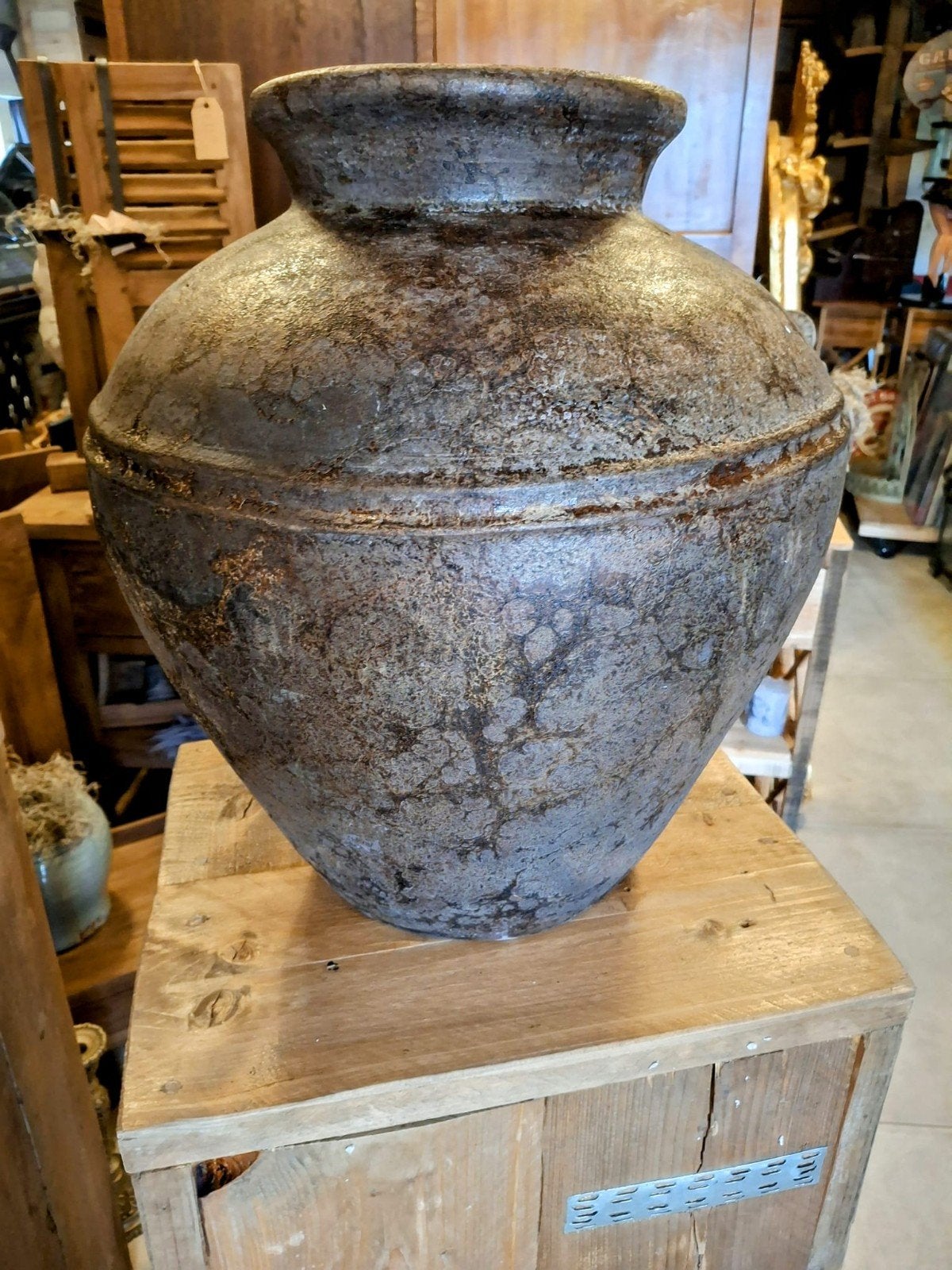 mooie grote bloemen vaas  bloempot op houten sokkel, Antiek en Kunst, Ophalen