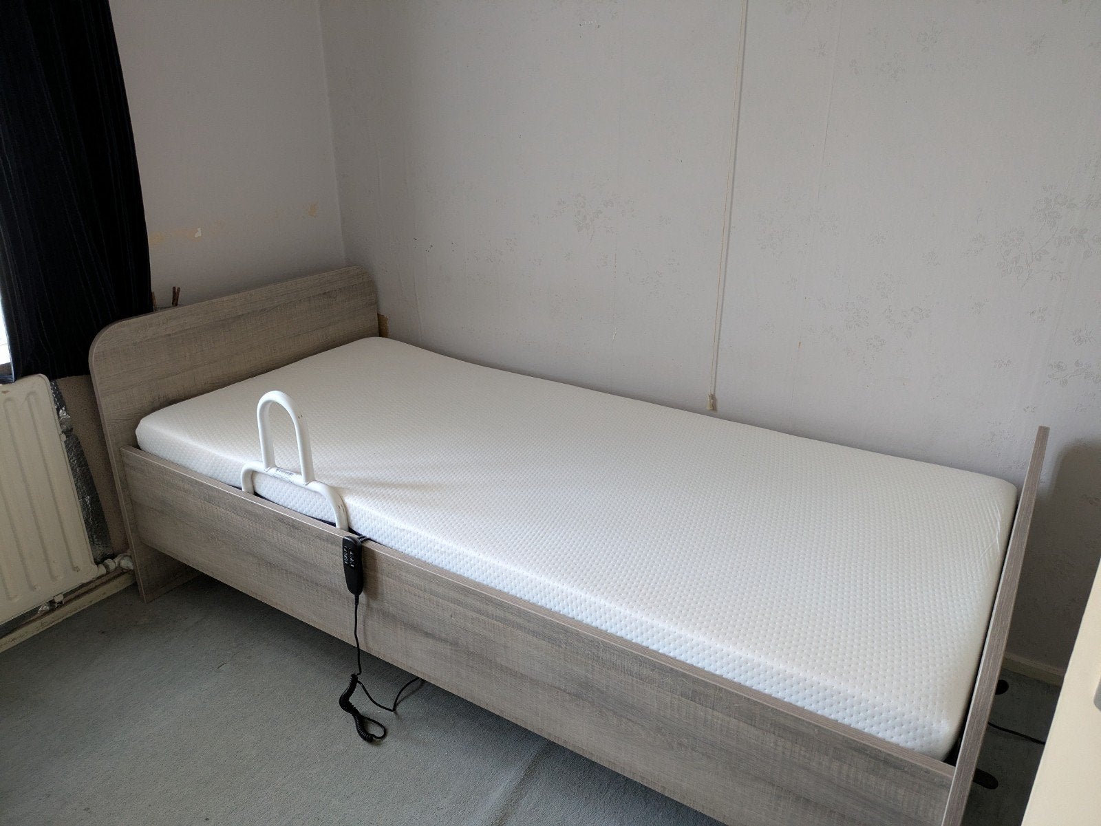 Electrisch verstelbaar eenpersoons bed incl. matras, Ophalen, Eenpersoons, Zo goed als nieuw, 200 cm