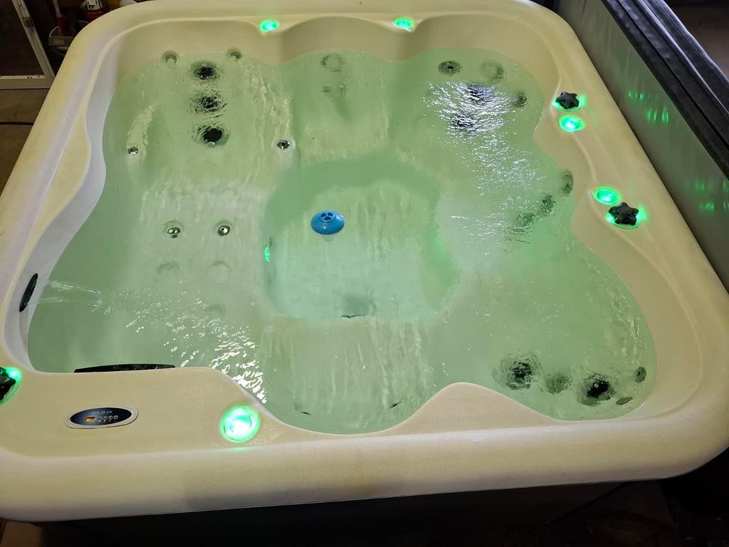 ruime jacuzzi., Ophalen, Zo goed als nieuw