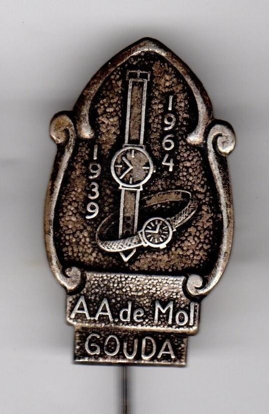 Speldje JUWELIER A A DE MOL GOUDA 1939 1964 HORLOGES (A8), Ophalen of Verzenden, Gebruikt, Overige onderwerpen