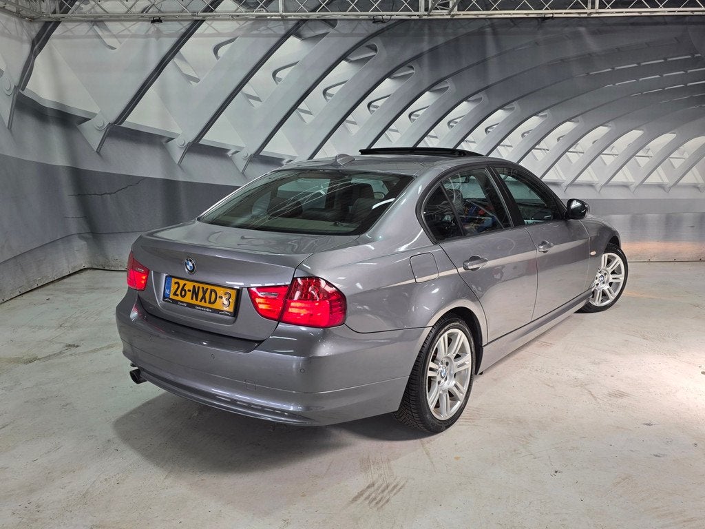 BMW 3-serie 318i High Executive leer clima navi AUTOM, Auto's, BMW, Automaat, Euro 5, Zwart, Sedan