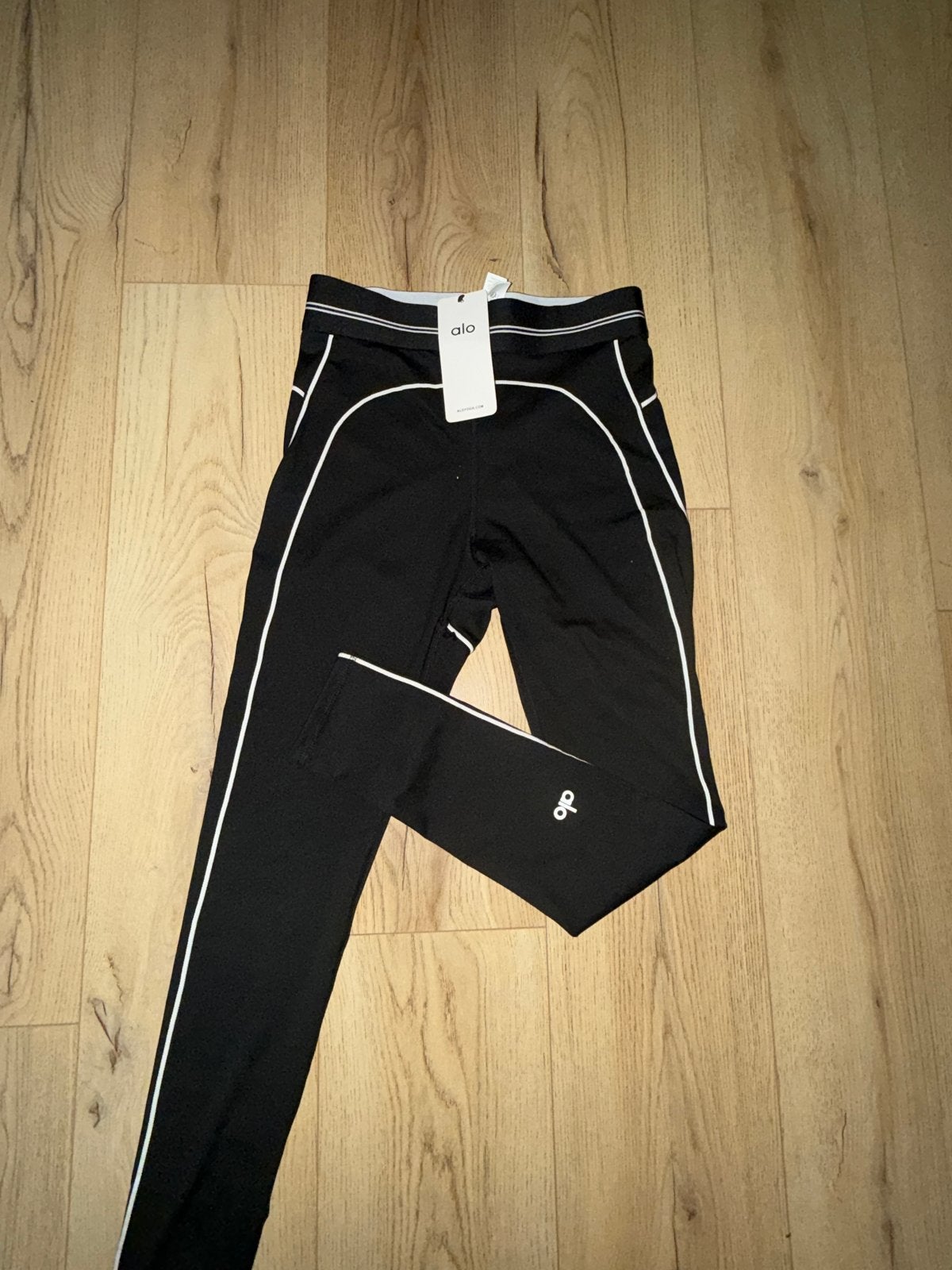 Alo Yoga sportset - Legging en sportbeha, Kleding | Dames, Maat 38/40 (M), Zwart, Nieuw, Ophalen of Verzenden