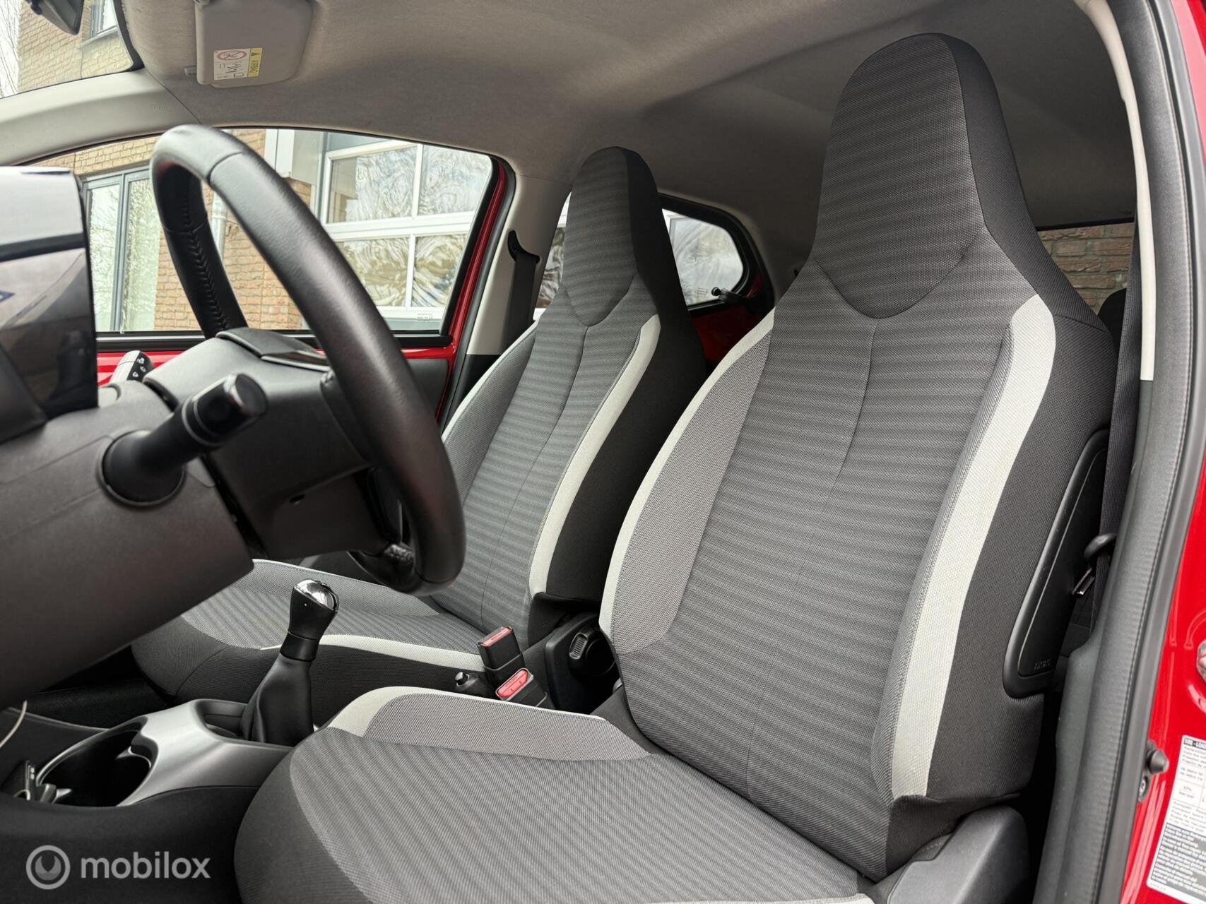Toyota Aygo 1.0 VVT-i x-play Bi-tone Carplay Camera Lichtmet, Auto's, Voorwielaandrijving, Stof, 4 stoelen, Bedrijf