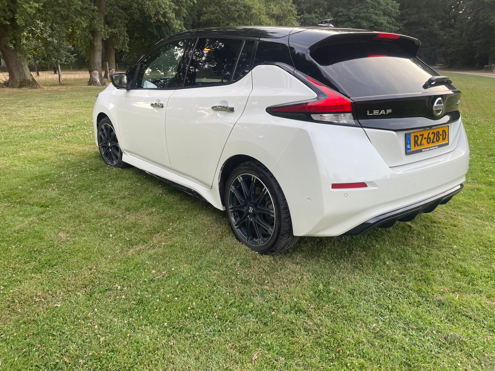 UNIEK: huisaccu: Nissan Leaf Electric evt Wallbox Quasar, Automaat, Achterwielaandrijving, Zwart, Wit
