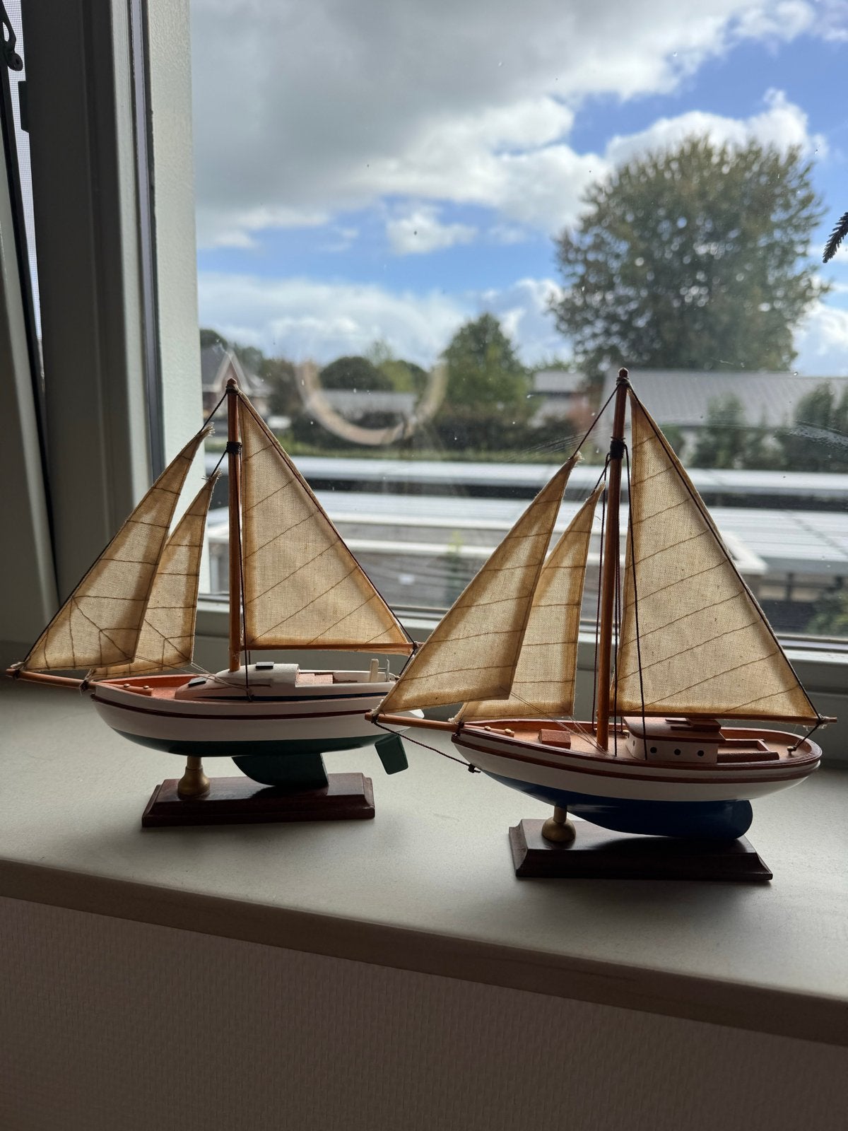 Set van 2 decoratieve zeilboten - Houten modelboten, Hobby en Vrije tijd, Ophalen of Verzenden, Gebruikt, Groter dan 1:32, Overige merken