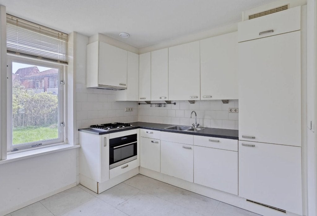 Witte Hoekkeuken met Inbouwapparatuur, Ophalen, Gebruikt, Wit, Hoekkeuken