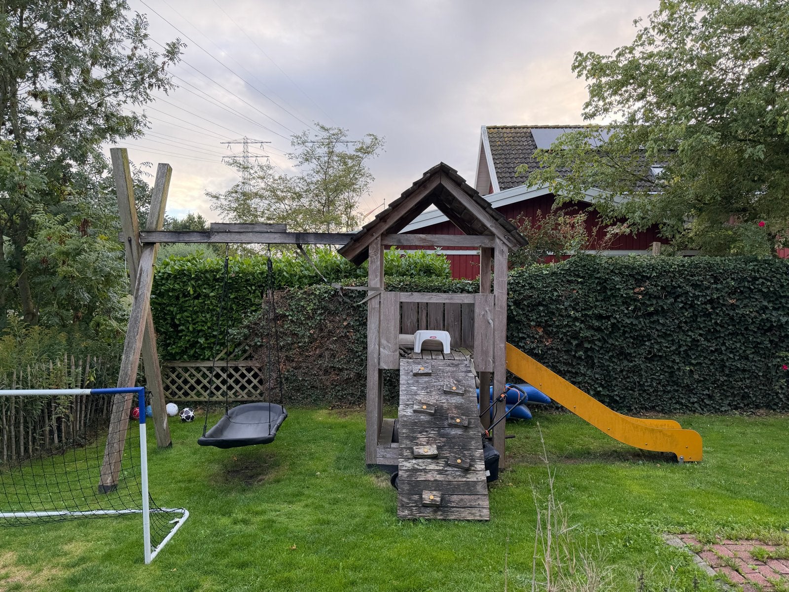 Houten speelhuis met zandbak, schommel en glijbaan, Kinderen en Baby's, Ophalen, Gebruikt, Glijbaan