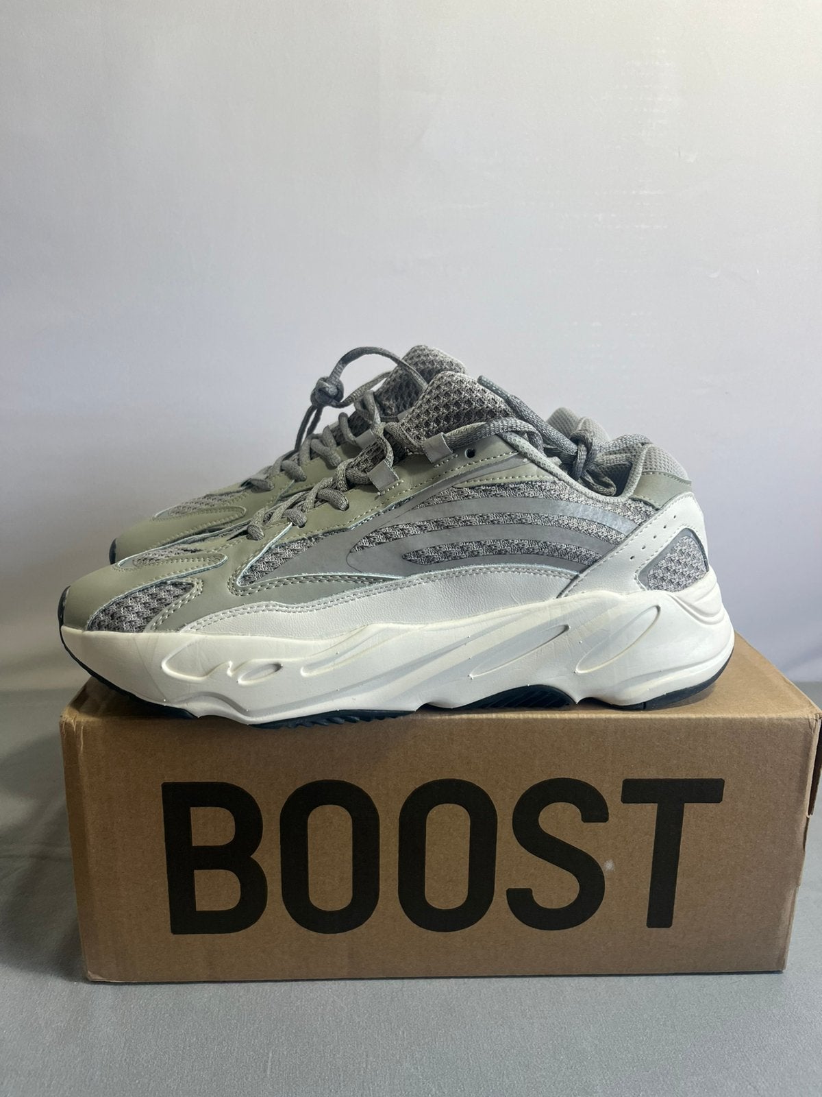 Yeezy 700 v2 - 45, Kleding | Heren, Schoenen, Ophalen of Verzenden, Zo goed als nieuw, Overige kleuren