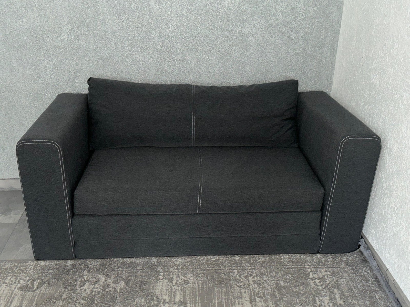 Compacte grijze slaapbank - Ideaal voor kleine ruimtes, Huis en Inrichting, Gebruikt, Eenpersoons, Grijs, 140 cm