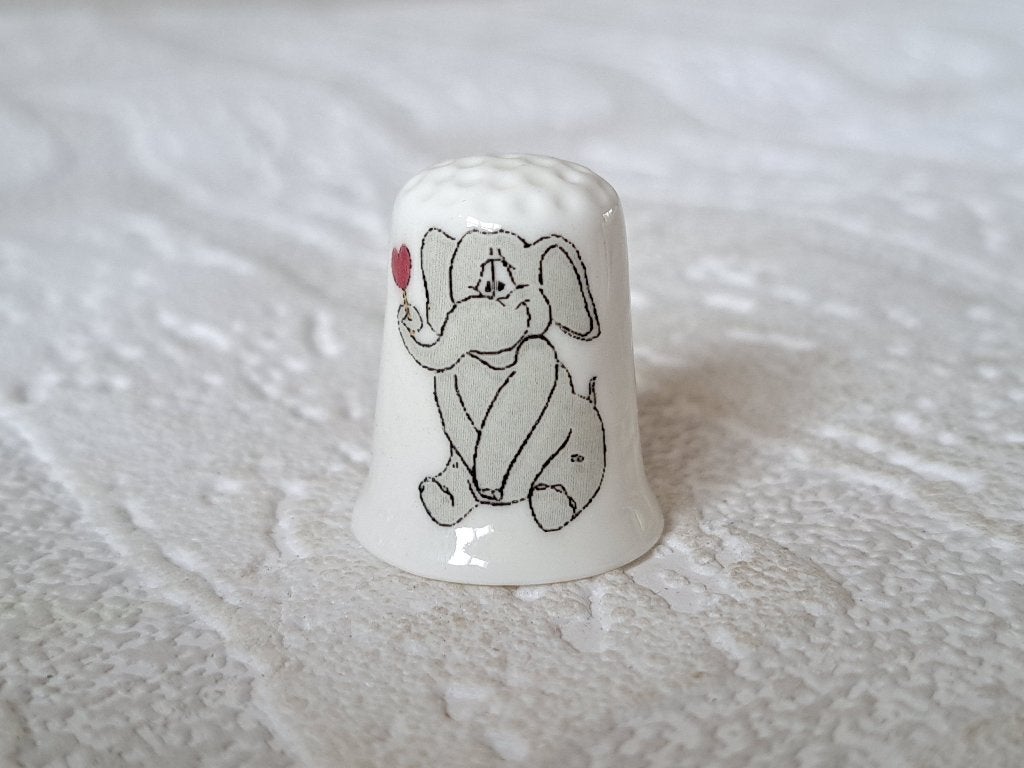 Porseleinen Vingerhoedje met Verliefde Olifant Tekening, Ophalen of Verzenden, Nieuw, Porselein, Nederland