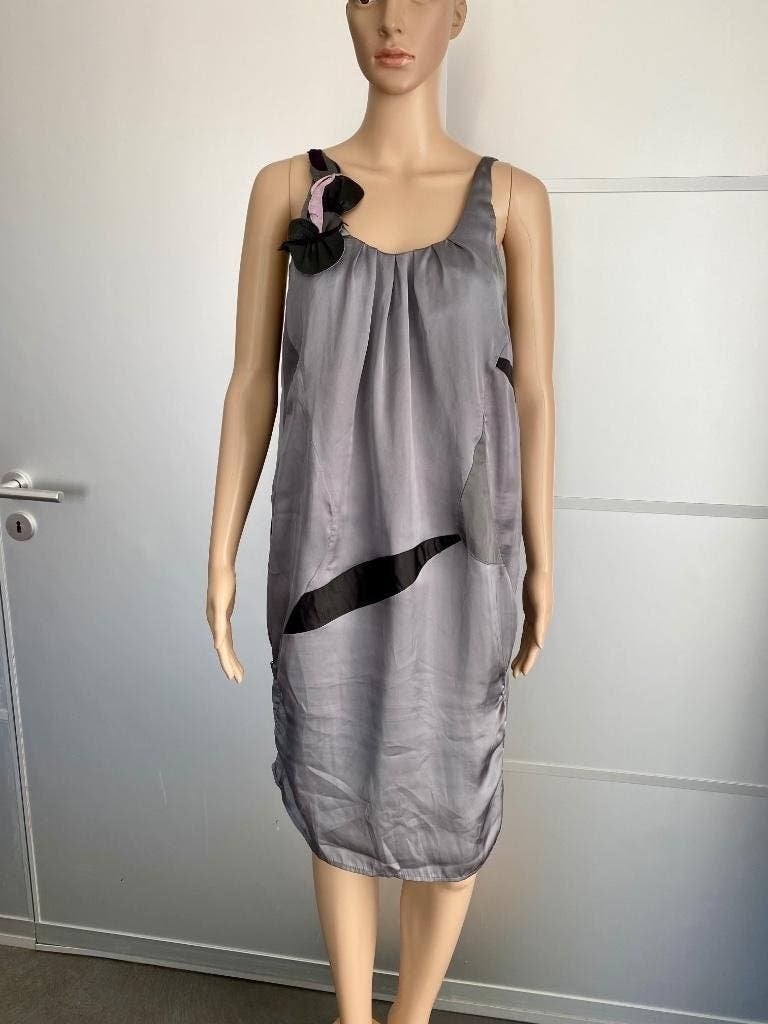 G299 Numph maat 42=L jurk grijs/zwart feestjurk feest, Kleding | Dames, Maat 42/44 (L), Ophalen of Verzenden, Zo goed als nieuw