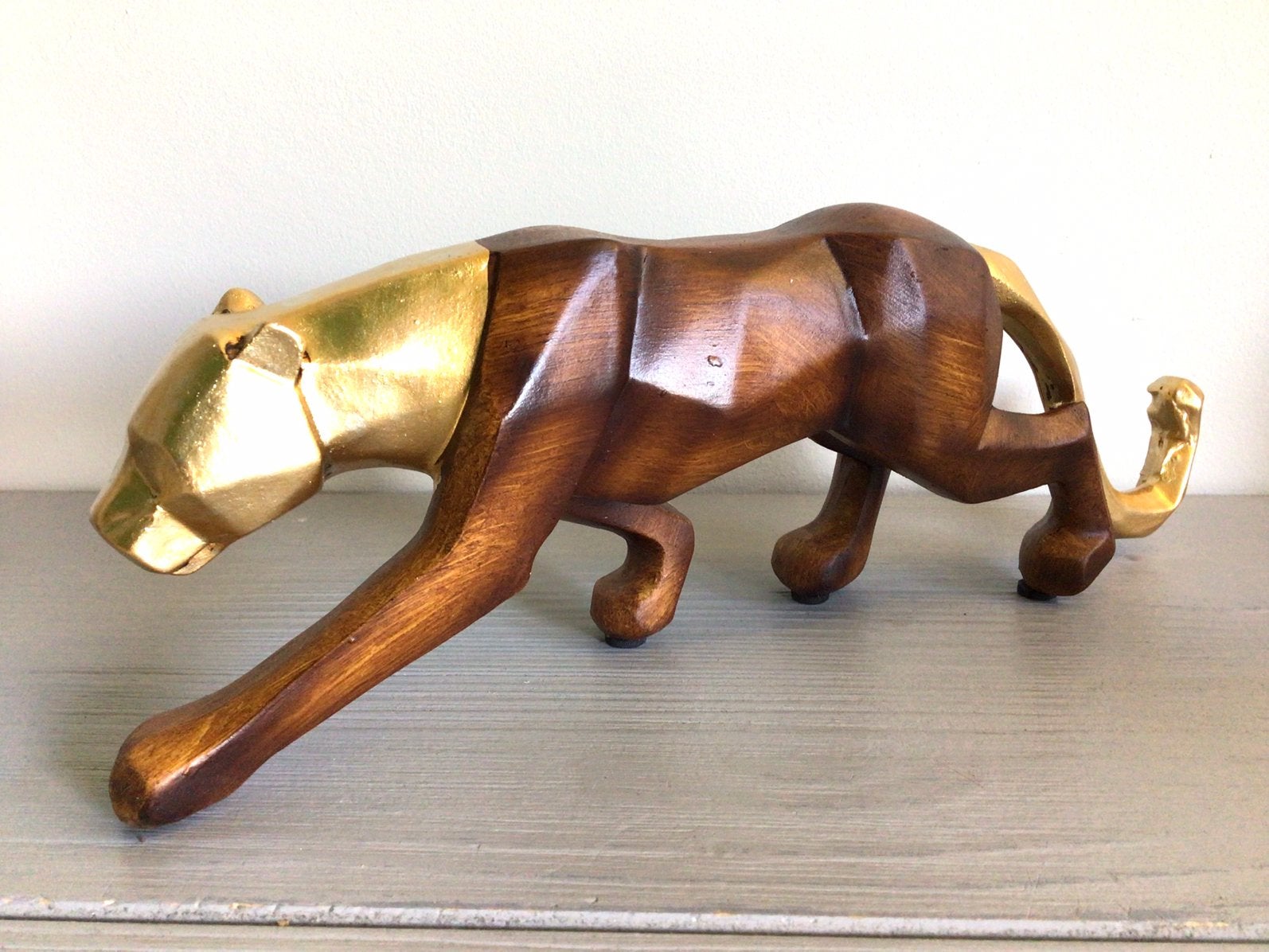 Schitterende sluipende luipaard panter beeld goud / hout, Verzamelen, Ophalen of Verzenden, Zo goed als nieuw, Beeldje of Figuurtje