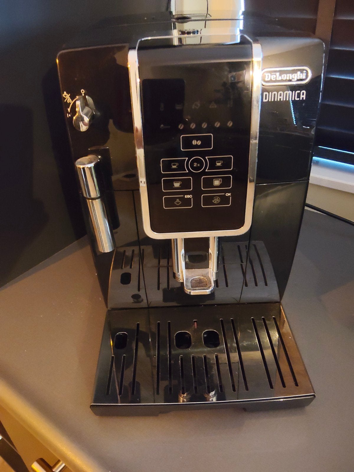 De'Longhi Dinamica  350.55.B Volautomatische Espressomach, Espresso apparaat, 10 kopjes of meer, Zo goed als nieuw, Afneembaar waterreservoir