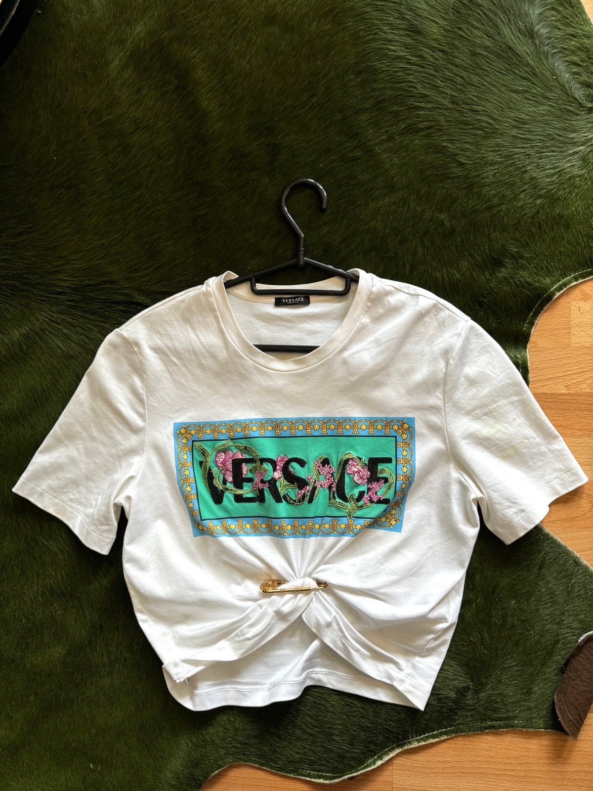 Versace T-shirt met bloemenprint en veiligheidsspeld, Maat 38/40 (M), Wit, Ophalen of Verzenden, Zo goed als nieuw
