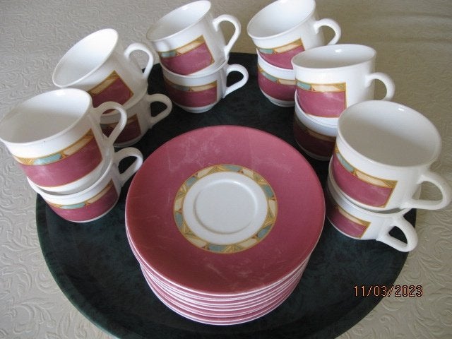 12 kopjes/schotels - puntgaaf - donkerrood - + Gratis, Huis en Inrichting, Keuken | Servies, Overige merken, Ophalen of Verzenden