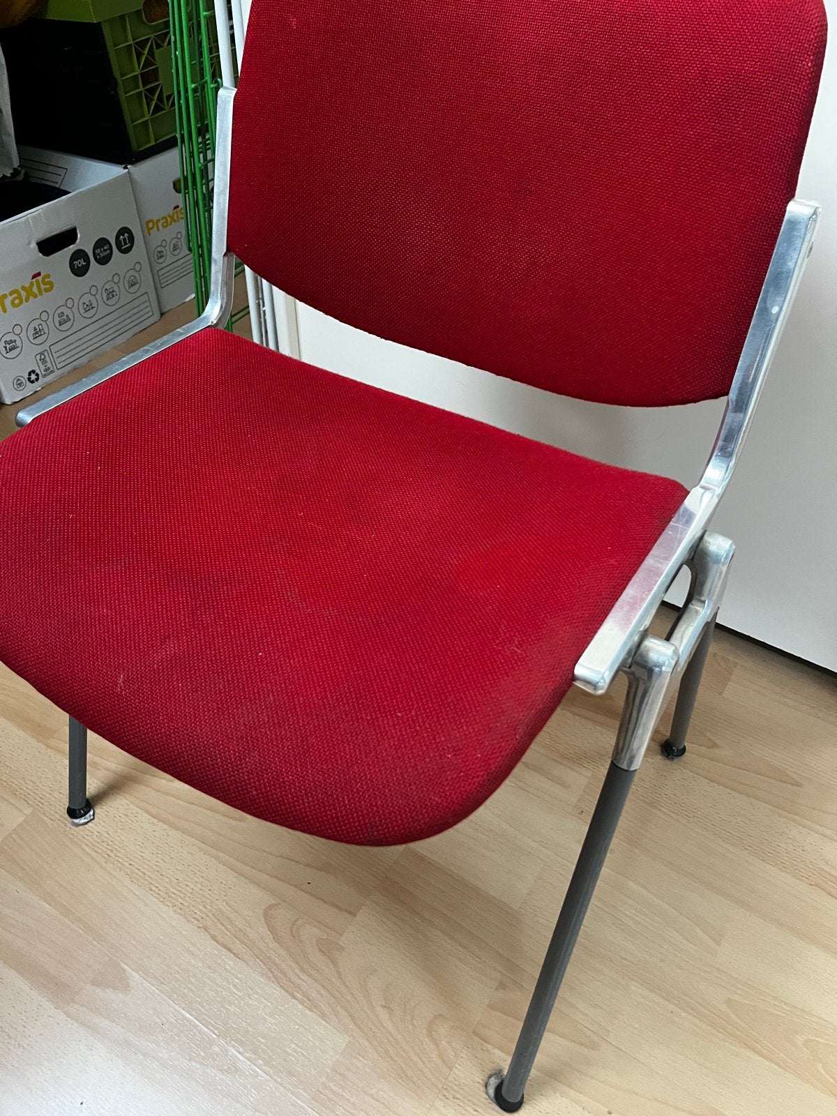 Vintage rode stapelbare stoel met metalen frame (2 stuks), Huis en Inrichting, Stoelen, Ophalen, Gebruikt, Metaal, Eén