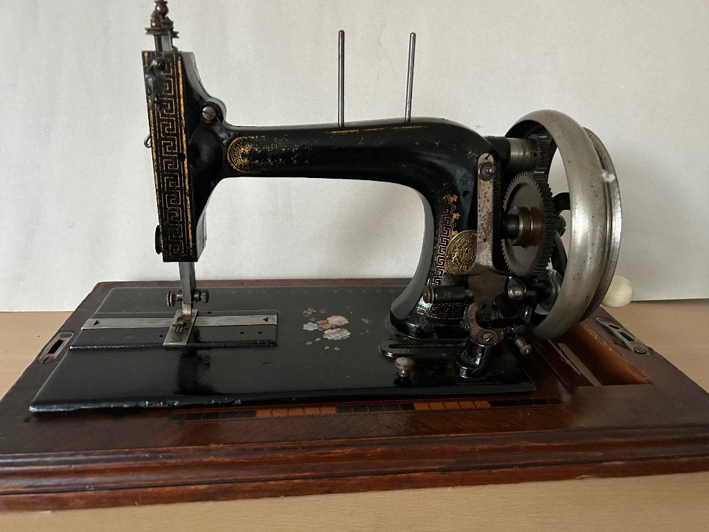 Antieke handnaaimachine, Ophalen