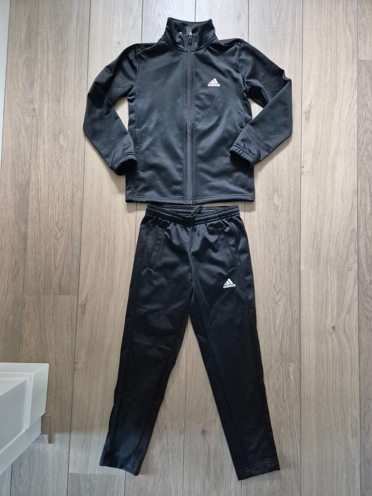 Adidas trainingspak trainingsbroek trainingsjasje mt 128

Br, Kinderen en Baby's, Ophalen of Verzenden, Zo goed als nieuw, Jongen of Meisje