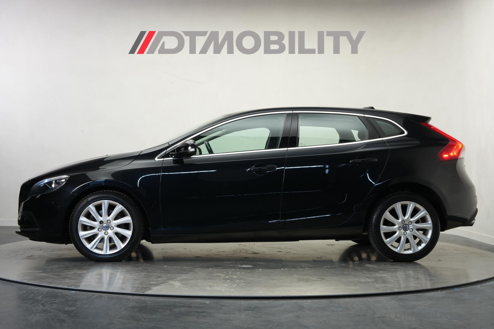 Volvo V40 1.6 T3 Momentum | Origineel Nederlands, Voorwielaandrijving, Gebruikt, 4 cilinders, 150 pk