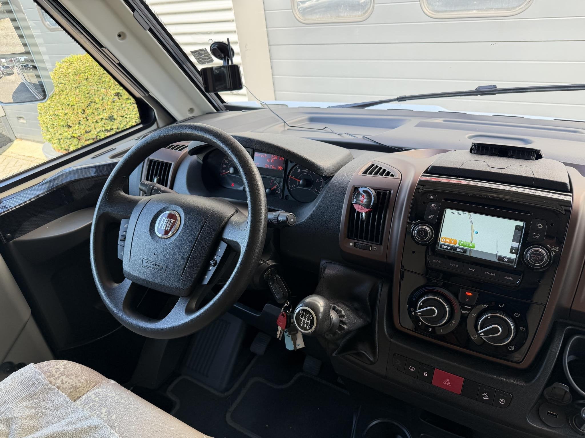 MC Louis Nevis 876 Carat by Dicar QUEENSBED | Camera | Navig, Caravans en Kamperen, 7 tot 8 meter, Bedrijf, 7 tot 8 meter, McLouis