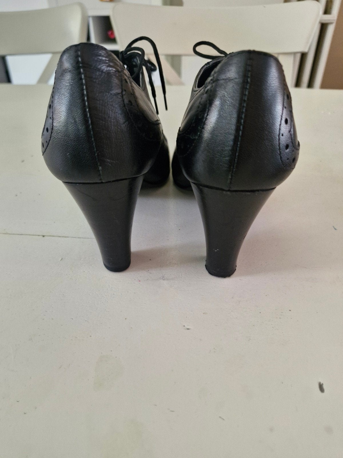Sacha Zwarte Brogues met Hak - Maat 39, Zwart, Ophalen of Verzenden, Zo goed als nieuw, Schoenen met hoge hakken