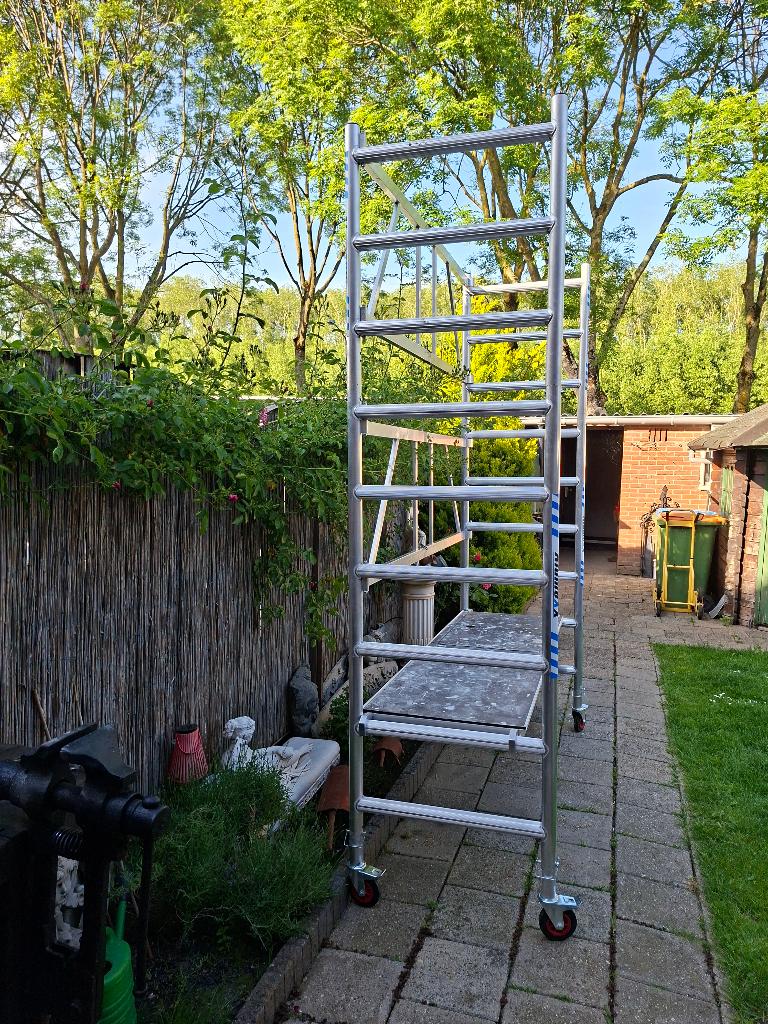 steiger- 2 opbouwdelen/nieuwstaat +1x gebruikt steiger., Doe-het-zelf en Verbouw, Steigers, Ophalen of Verzenden, Zo goed als nieuw