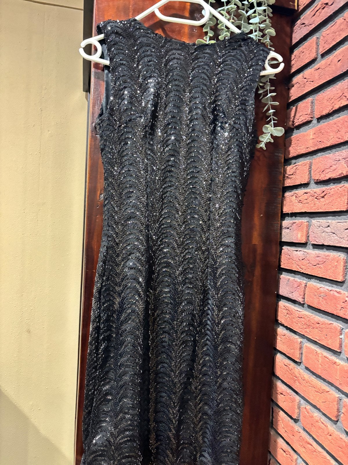 Zwarte pailletten jurk met open rug maat XS, Kleding | Dames, Jurken, Zwart, Ophalen of Verzenden, Zo goed als nieuw, Knielengte
