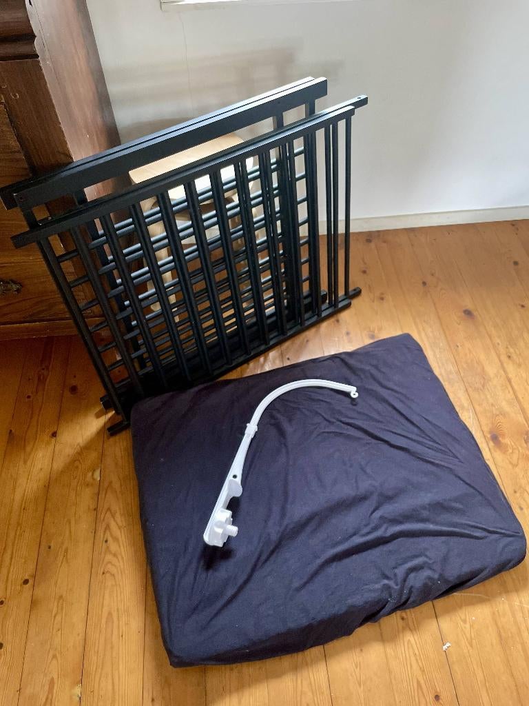 Zwarte houten box baby, Ophalen, Gebruikt, Vierkant, In hoogte verstelbaar