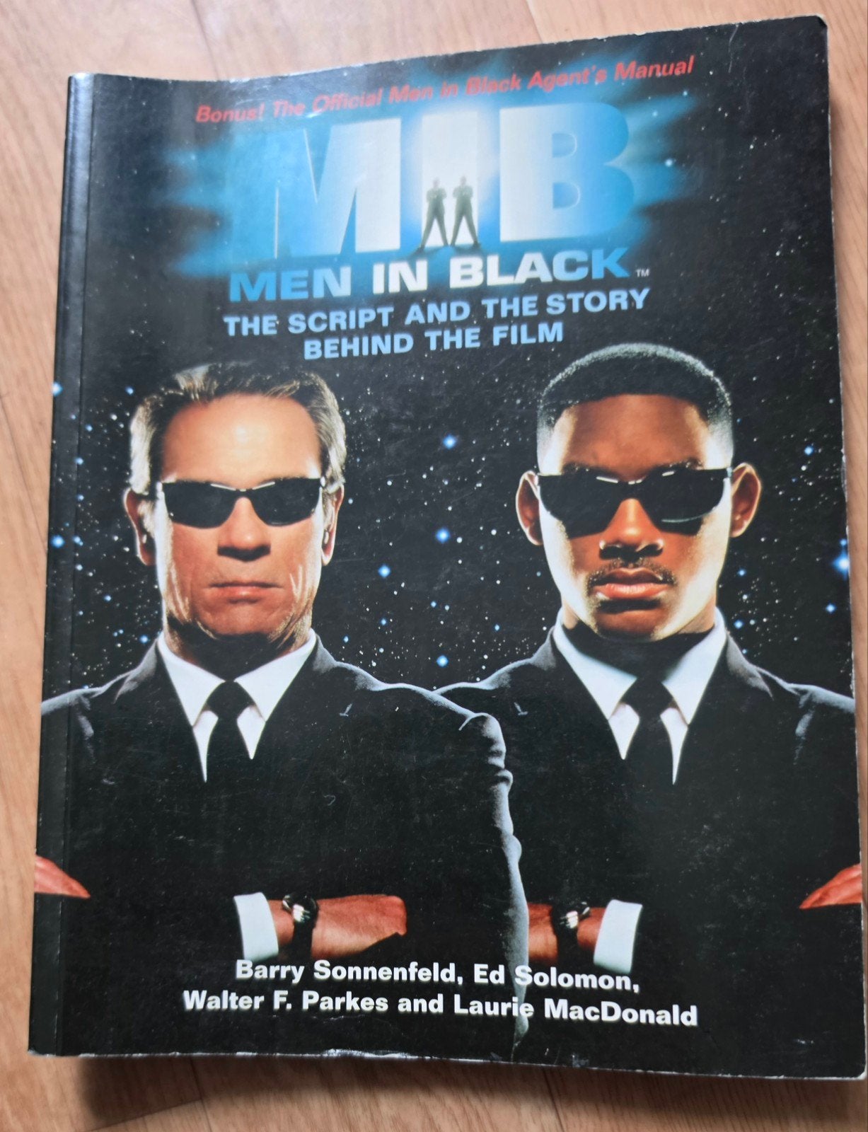 Men In Black The Script And Story Behind The Film, Ophalen of Verzenden, Filmspecifiek