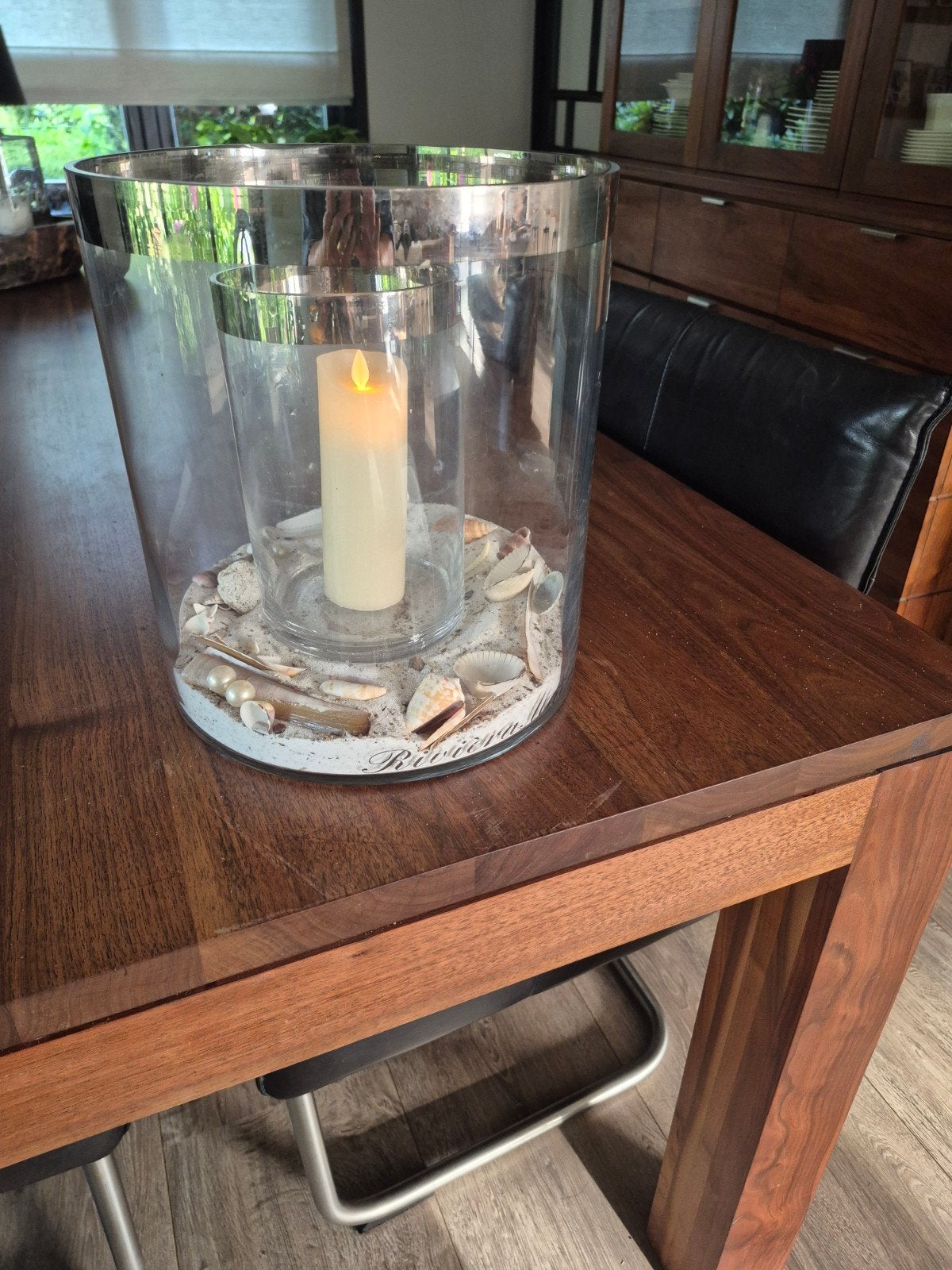 Grote glazen vaas met zilveren rand en kleinere vaas erin va, Ophalen, Transparant, Inclusief decoratie, Glas