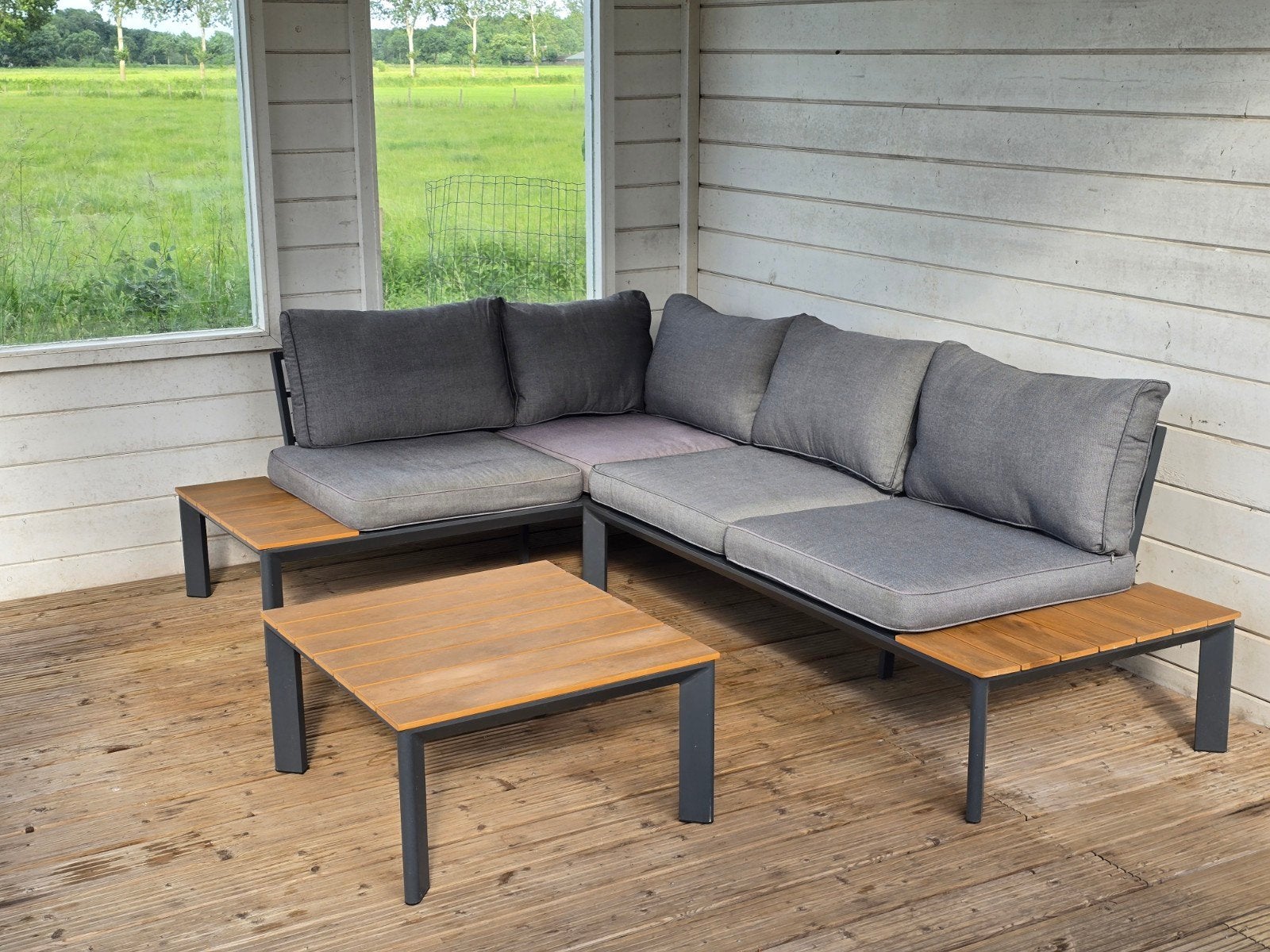 Moderne loungeset met houten accenten en grijze kussens, Ophalen