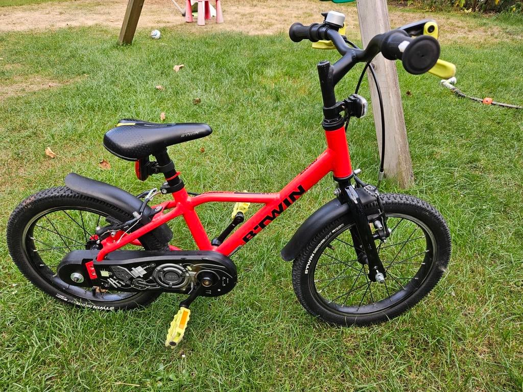 B'Twin kinderfiets 16 inch met zijwieltjes en standaard, Fietsen en Brommers, Fietsen | Kinderfietsjes, Ophalen, Zijwieltjes, Velgrem