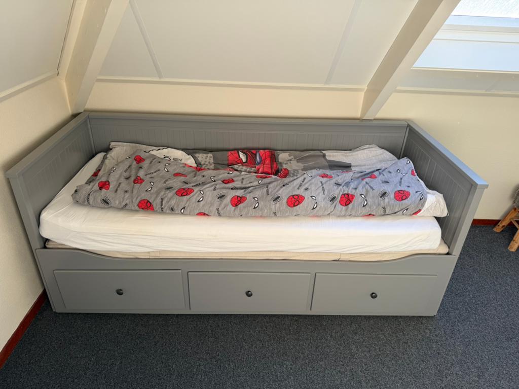 Ikea Hemnes antraciet kinder bed met 2 matrassen, Ophalen, Zo goed als nieuw, 180 cm of meer, 85 tot 100 cm