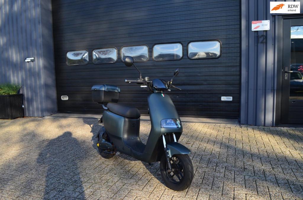 Senzo Bromscooter Balance, Einsteinstraat 12
6604BW  Wijchen, NL, Ted Heijmans, Senzo, Info@rh-autos.nl