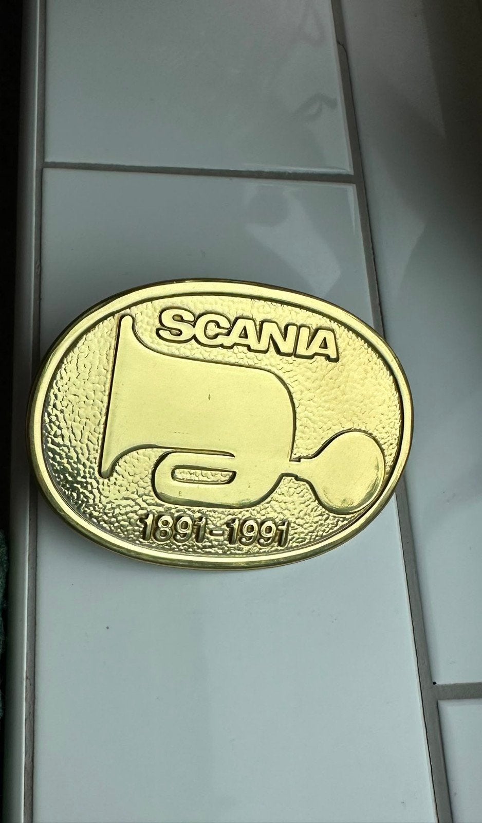 Scania jubileum embleem, Verzamelen, Speldjes, Pins en Buttons, Ophalen of Verzenden, Nieuw, Merk